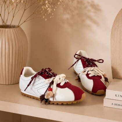 Baskets Églantine blanches et bordeaux à double laçage et breloques à perles