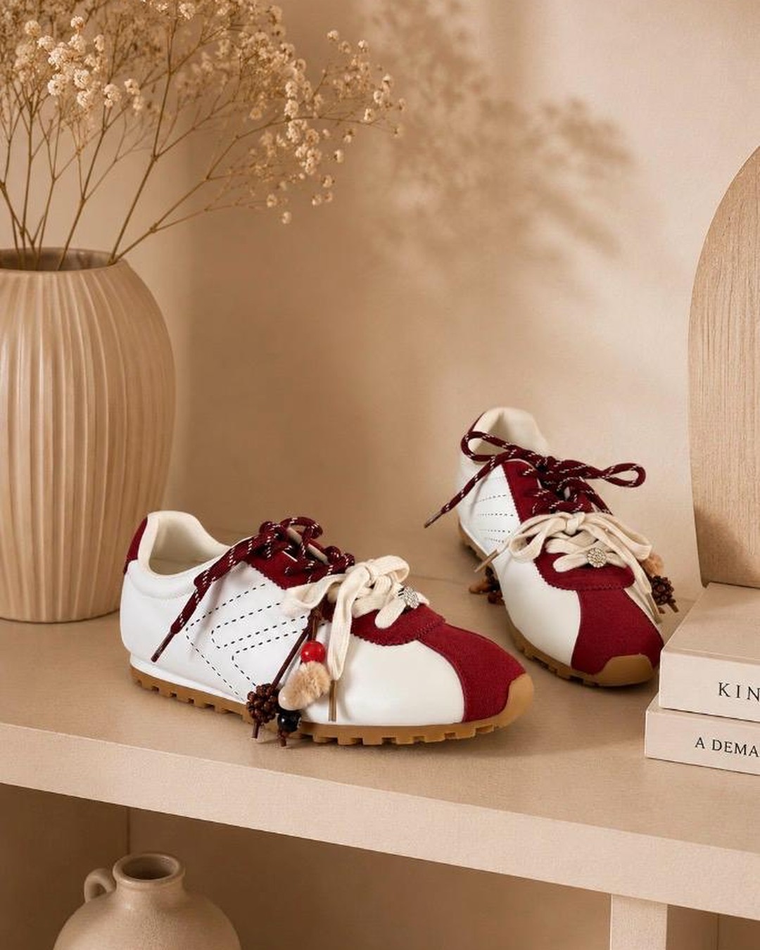 Baskets Églantine Baskets Églantine blanches et bordeaux à double laçage et breloques à perles