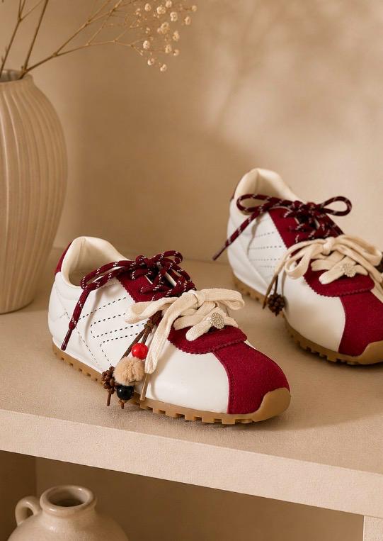 Baskets Églantine – profil Baskets Églantine de profil, empiècements suédine et semelle gomme crantée caramel