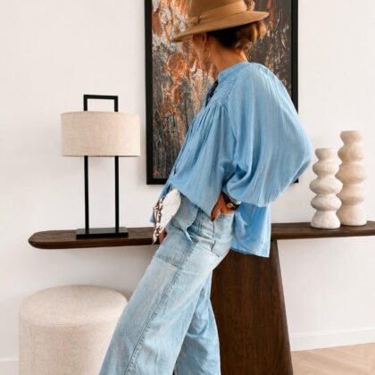 Blouse Ombeline bleu ciel à empiècements plissés et insertions de dentelle
