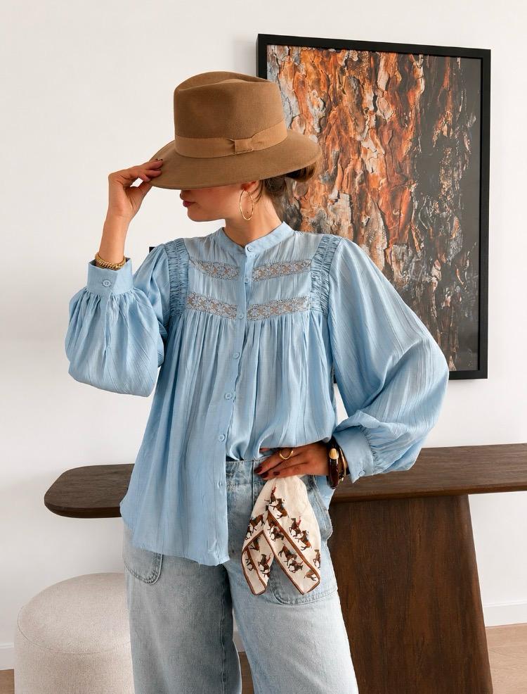 Blouse Ombeline – photo 4 Blouse Ombeline bleu ciel à empiècements plissés et insertions de dentelle