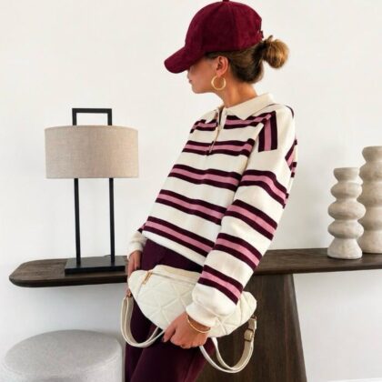 Polo Léontine à rayures écru, rose poudré et bordeaux, col chemise boutonné