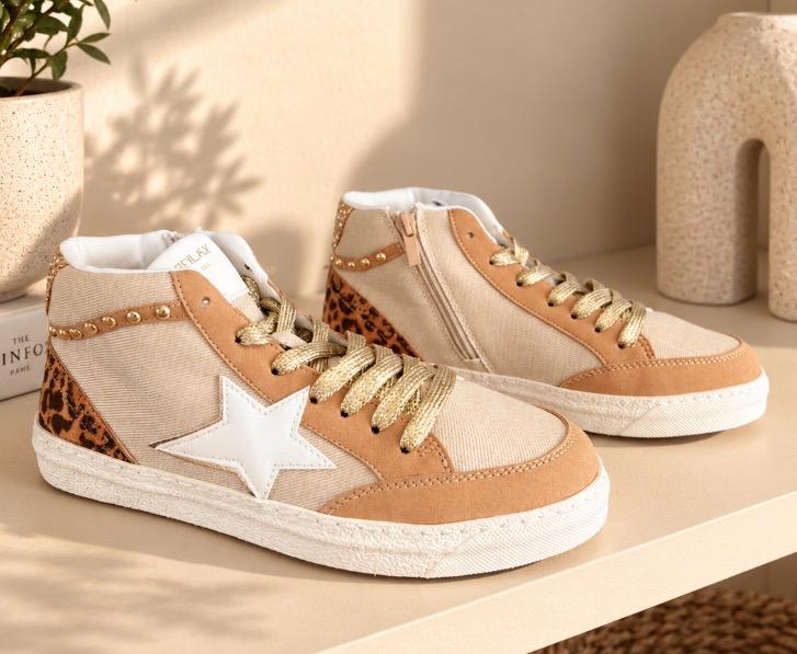 Baskets Alix – photo 2 Baskets Alix — Les baskets Alix incarnent à merveille l'esprit rétro et résolument actuel de l'automne avec leur toile beige