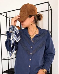 Blouse Coralie bleu marine en broderie anglaise à boutons dorés