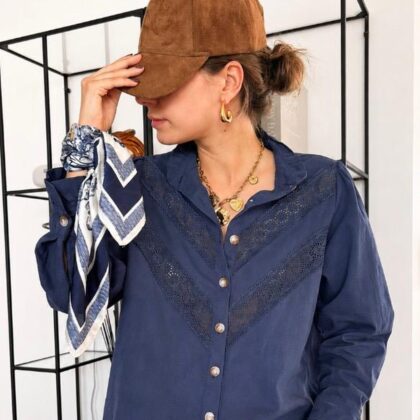 Blouse Coralie bleu marine en broderie anglaise à boutons dorés
