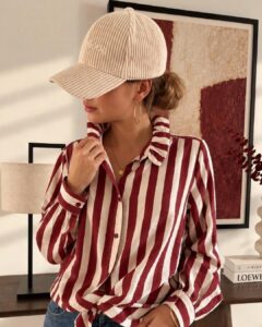 Chemise Louise — La chemise Louise incarne à merveille l'esprit vacancier et résolument chic de l'arrière-saison avec ses