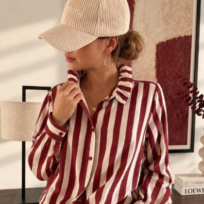 Chemise Louise — La chemise Louise incarne à merveille l'esprit vacancier et résolument chic de l'arrière-saison avec ses