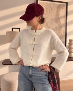 Gilet Camille — Le gilet Camille incarne à merveille l'esprit doux et résolument lumineux de l'arrière-saison avec son écru
