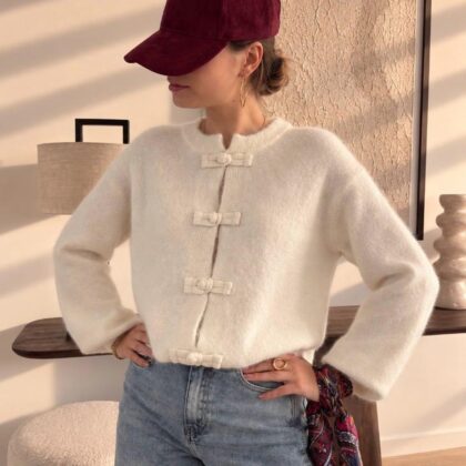 Gilet Camille — Le gilet Camille incarne à merveille l'esprit doux et résolument lumineux de l'arrière-saison avec son écru