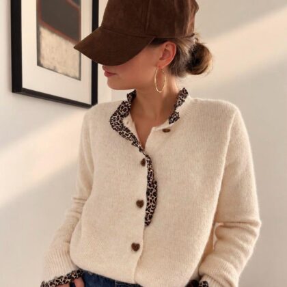 Gilet Charlotte — Le gilet Charlotte incarne à merveille l'esprit doux et délicatement sauvage de l'automne avec sa maille