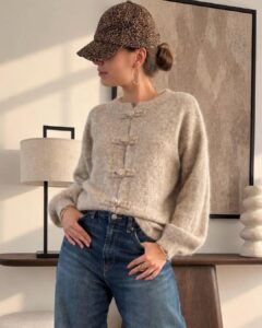 Gilet Clotilde — Le gilet Clotilde incarne à merveille l'esprit douillet et résolument chic de l'automne avec sa maille taupe