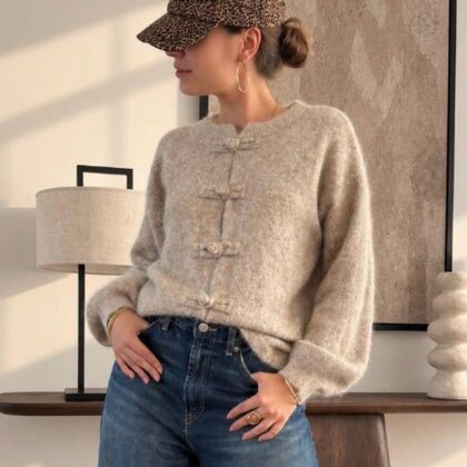 Gilet Clotilde — Le gilet Clotilde incarne à merveille l'esprit douillet et résolument chic de l'automne avec sa maille taupe