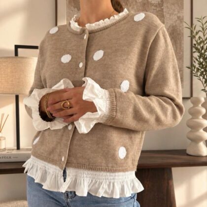 Gilet Félicie — Le gilet Félicie incarne à merveille l'esprit tendre et résolument romantique de l'automne avec sa maille