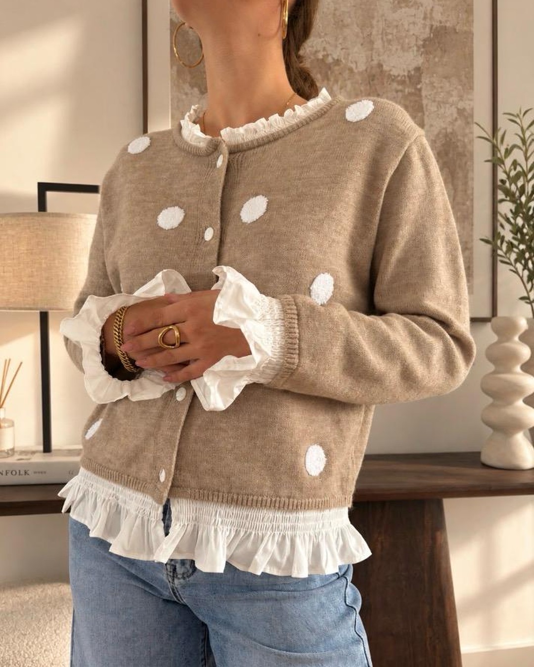 Gilet Félicie Gilet Félicie — Le gilet Félicie incarne à merveille l'esprit tendre et résolument romantique de l'automne avec sa maille