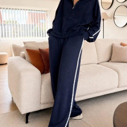 Pantalon Bérénice bleu marine à bande écru festonnée latérale