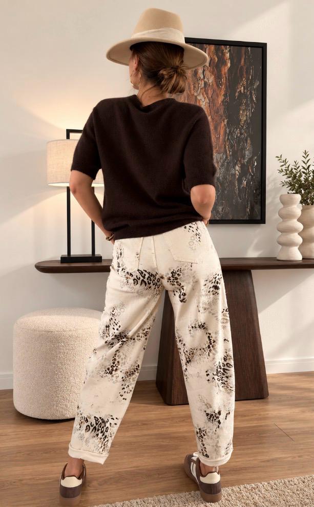 Pantalon Constance – photo 4 Pantalon Constance — Le pantalon Constance incarne à merveille l'esprit sauvage et résolument tendance de l'automne avec sa toile
