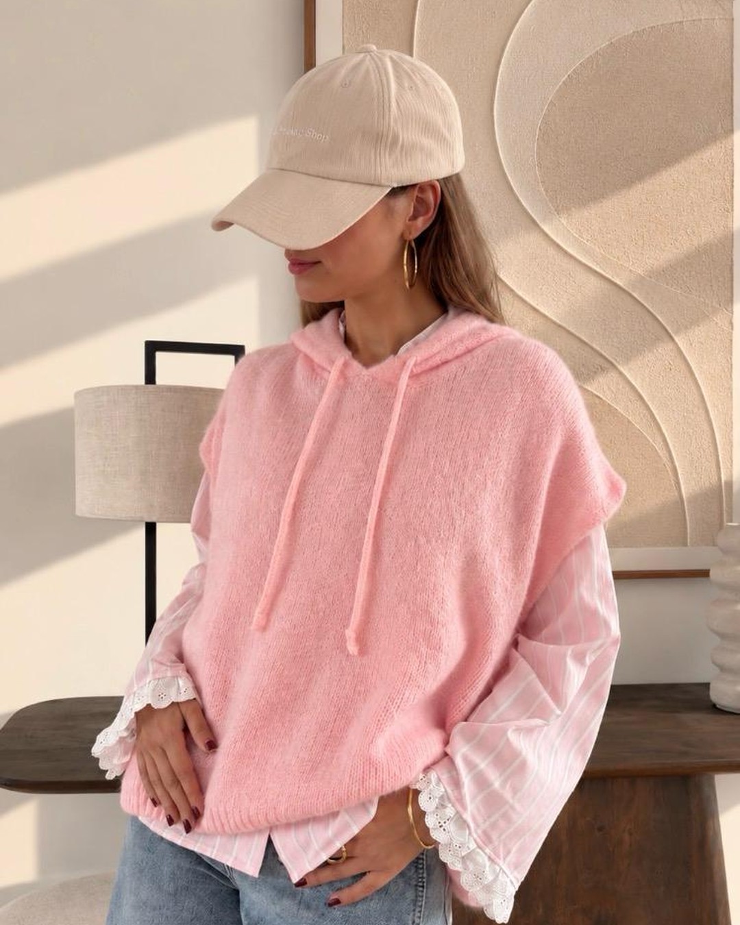 Pull à capuche Jacinthe Pull à capuche Jacinthe — Le pull à capuche Jacinthe incarne à merveille l'esprit cocooning et délicieusement acidulé de l'automne avec