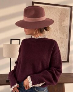 Pull Clémence — Le pull Clémence incarne à merveille l'esprit tendre et résolument romantique de l'automne avec son bordeaux