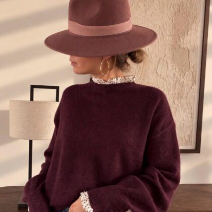 Pull Clémence — Le pull Clémence incarne à merveille l'esprit tendre et résolument romantique de l'automne avec son bordeaux