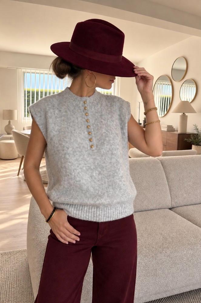 Pull Edmée – photo 2 Pull Edmée — Le pull Edmée incarne à merveille l'esprit chic et résolument douillet de l'arrière-saison avec sa maille