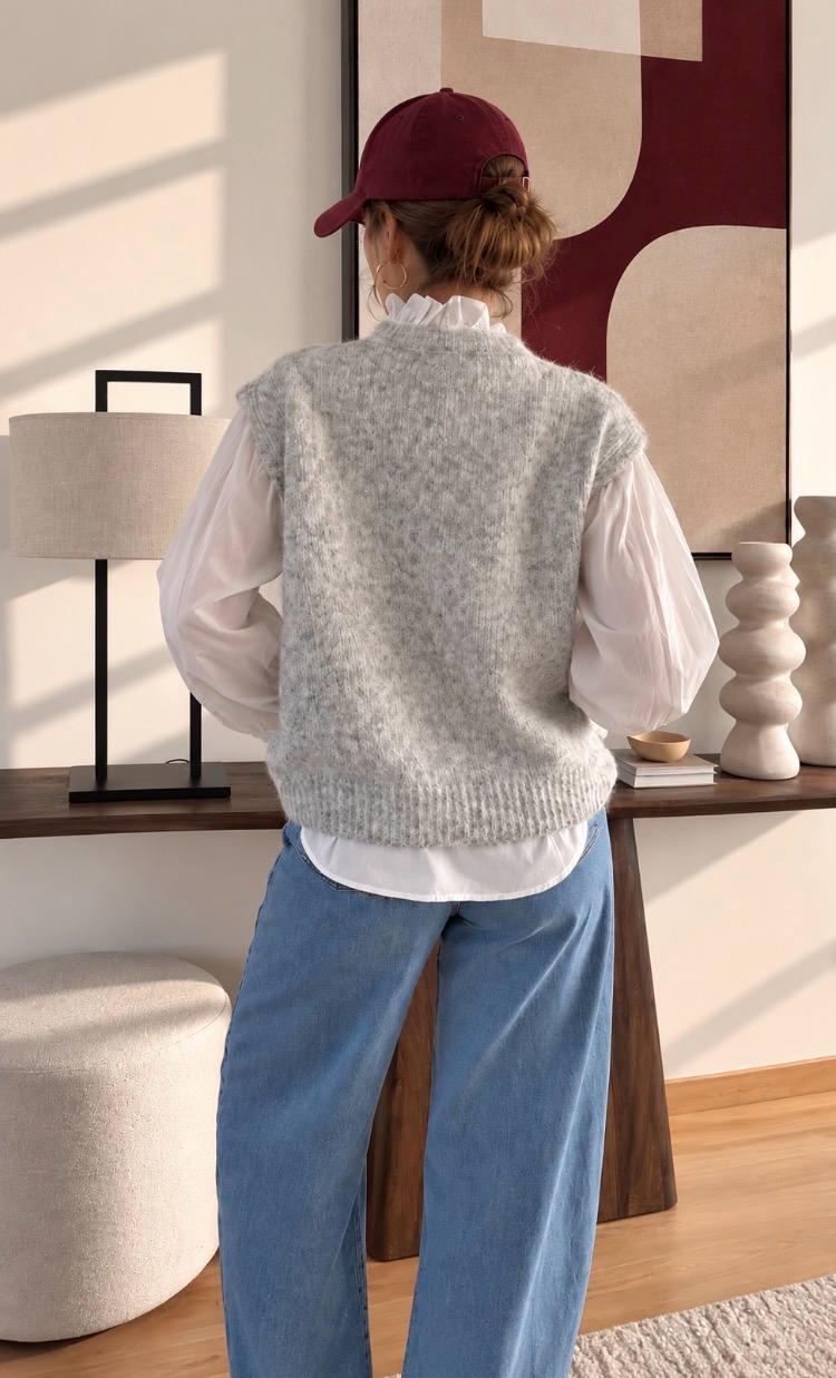Pull Edmée – photo 8 Pull Edmée — Le pull Edmée incarne à merveille l'esprit chic et résolument douillet de l'arrière-saison avec sa maille