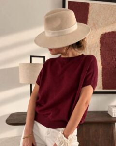 Pull Iris — Le pull Iris incarne à merveille l'esprit sobre et résolument élégant de l'automne avec son beau bordeaux
