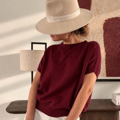 Pull Iris — Le pull Iris incarne à merveille l'esprit sobre et résolument élégant de l'automne avec son beau bordeaux