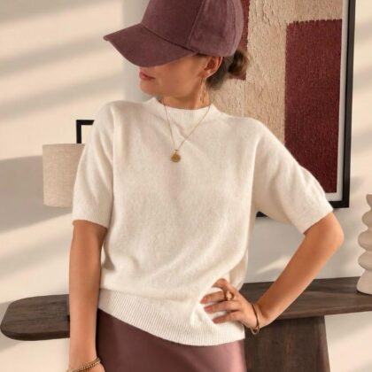 Pull Jeanne — Le pull Jeanne incarne à merveille l'esprit doux et résolument lumineux de l'arrière-saison avec son écru