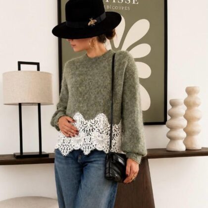 Pull Léopoldine vert kaki en maille duveteuse bordé de dentelle guipure écru