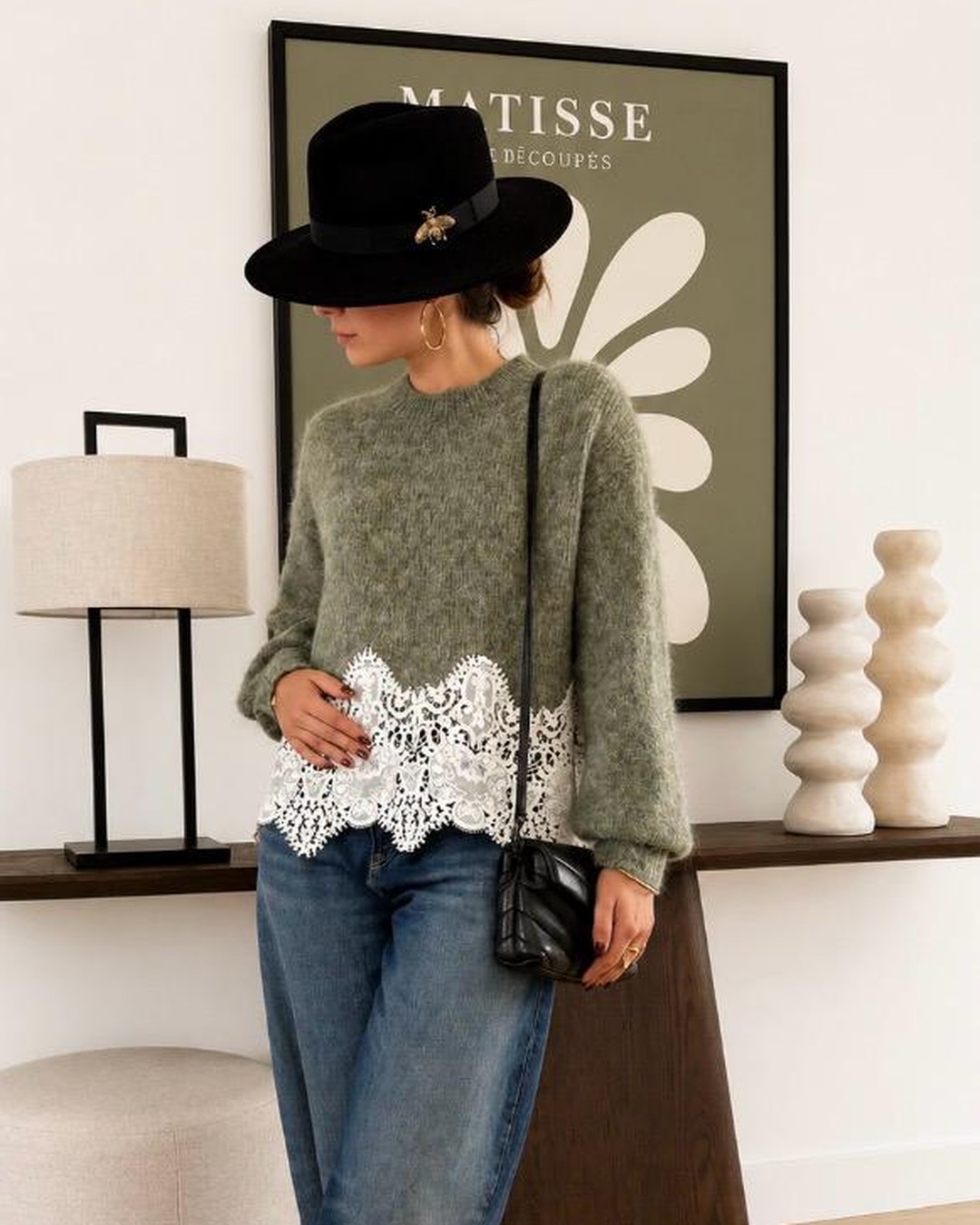 Pull Léopoldine Pull Léopoldine vert kaki en maille duveteuse bordé de dentelle guipure écru