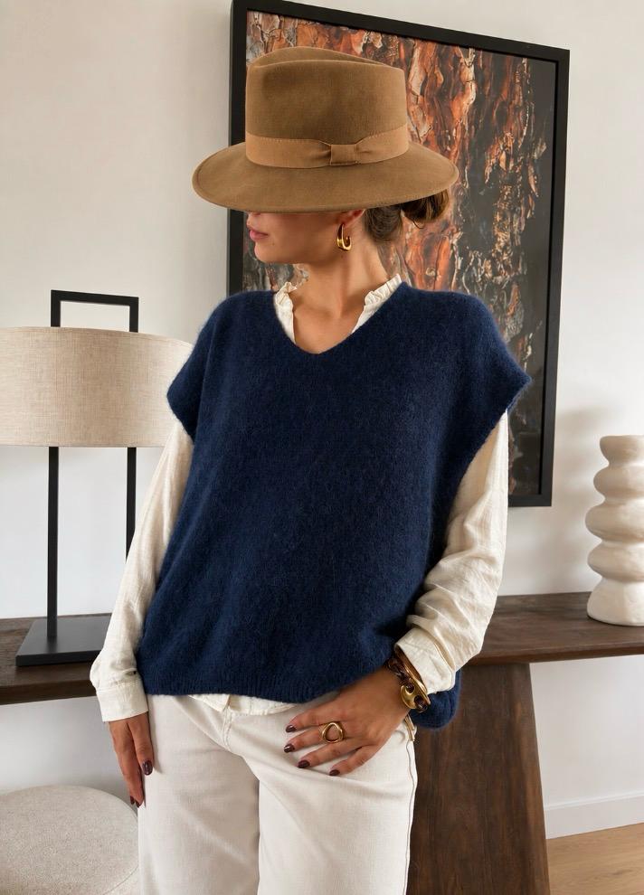 Pull Marceline – photo 2 Pull sans manches Marceline bleu marine en maille alpaga, col V
