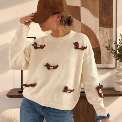 Pull Noémie — Le pull Noémie incarne à merveille l'esprit tendre et joyeusement rétro de l'automne avec sa maille écrue