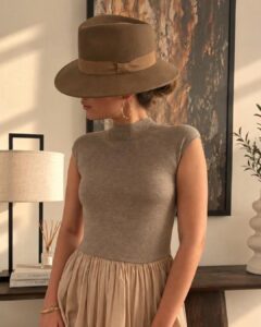 Robe Juliette — La robe Juliette incarne à merveille l'esprit doux et résolument moderne de l'arrière-saison avec son buste