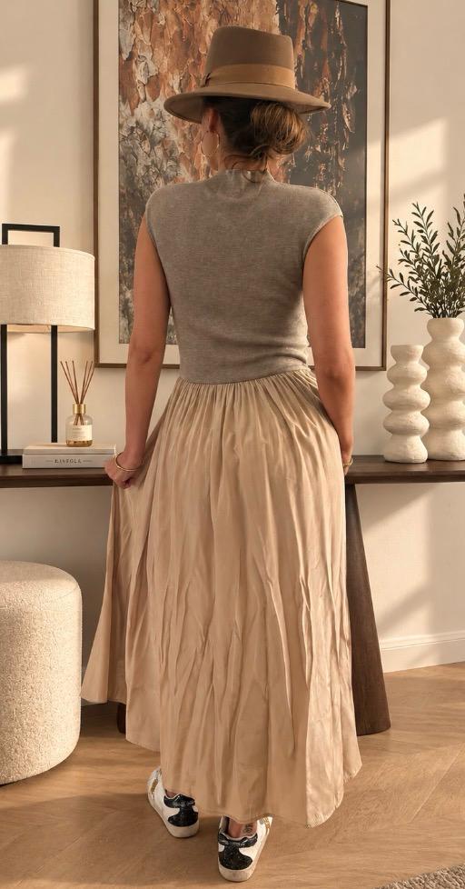 Robe Juliette – photo 4 Robe Juliette — La robe Juliette incarne à merveille l'esprit doux et résolument moderne de l'arrière-saison avec son buste