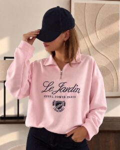 Sweat Violette — Le sweat Violette incarne à merveille l'esprit collégien et joliment parisien de l'automne avec son molleton
