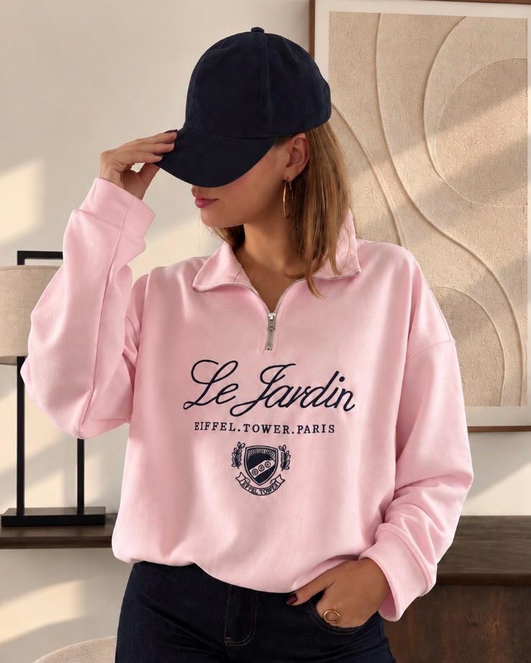Sweat Violette Sweat Violette — Le sweat Violette incarne à merveille l'esprit collégien et joliment parisien de l'automne avec son molleton