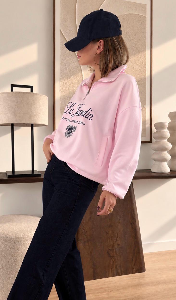 Sweat Violette – photo 2 Sweat Violette — Le sweat Violette incarne à merveille l'esprit collégien et joliment parisien de l'automne avec son molleton