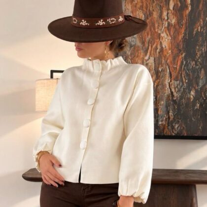 Veste Adeline — La veste Adeline incarne à merveille l'esprit épuré et résolument couture de l'arrière-saison avec sa maille
