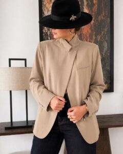 Veste Gabrielle camel à col officier et poches passepoilées