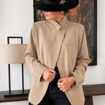 Veste Gabrielle camel à col officier et poches passepoilées