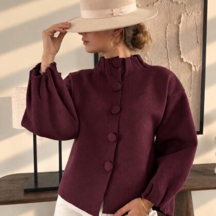 Veste Solène — La veste Solène incarne à merveille l'esprit couture et résolument audacieux de l'automne avec son bordeaux