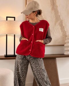 Gilet Aglaé — Le gilet Aglaé incarne à merveille l'esprit cocooning et résolument tendance de l'automne avec sa moumoute