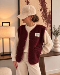 Gilet Esther — Le gilet Esther incarne à merveille l'esprit cocooning et résolument tendance de l'automne avec sa moumoute