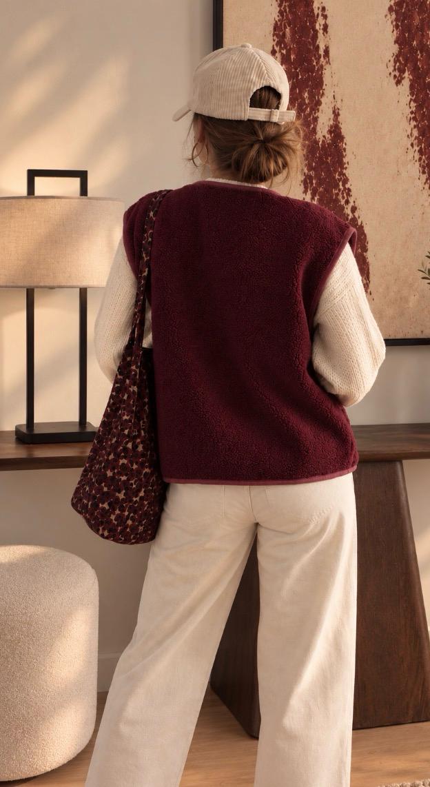 Gilet Esther – photo 4 Gilet Esther — Le gilet Esther incarne à merveille l'esprit cocooning et résolument tendance de l'automne avec sa moumoute