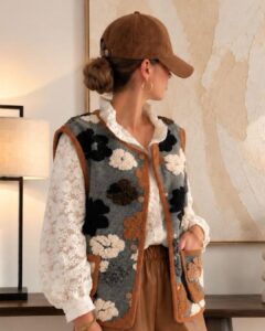 Gilet Quitterie — Le gilet Quitterie incarne à merveille l'esprit cosy et résolument tendance de l'automne avec sa matière