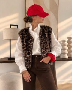 Gilet Raphaëlle — Le gilet Raphaëlle incarne à merveille l'esprit glamour et résolument tendance de l'automne avec sa fausse