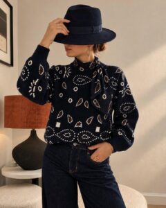Pull Bathilde — Le pull Bathilde incarne à merveille l'esprit bohème et résolument chic de l'automne avec sa maille bleu