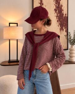 Pull Marthe — Le pull Marthe incarne à merveille l'esprit marin et résolument chic de l'automne avec sa maille fine à