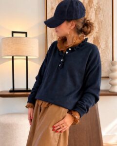 Pull Yvonne — Le pull Yvonne incarne à merveille l'esprit preppy et résolument féminin de l'automne avec sa maille fine